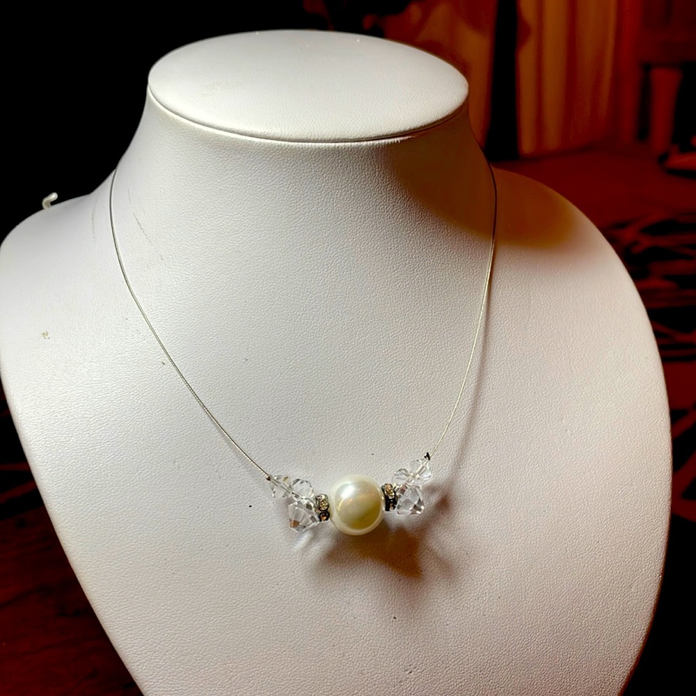 Faux pearl floating necklace